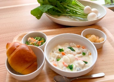 パン・シチュー・野菜の料理画像